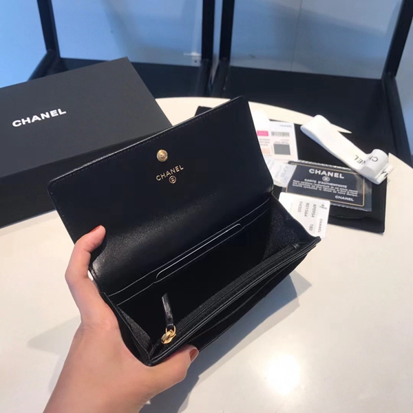 シャネル財布着用イメージ